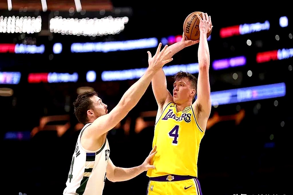 爵士力克湖人B队，福克斯关键制胜