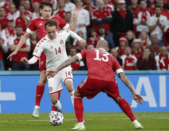 法国羽毛球队强势丹麦羽毛球队，辛杜三分雨点燃全场