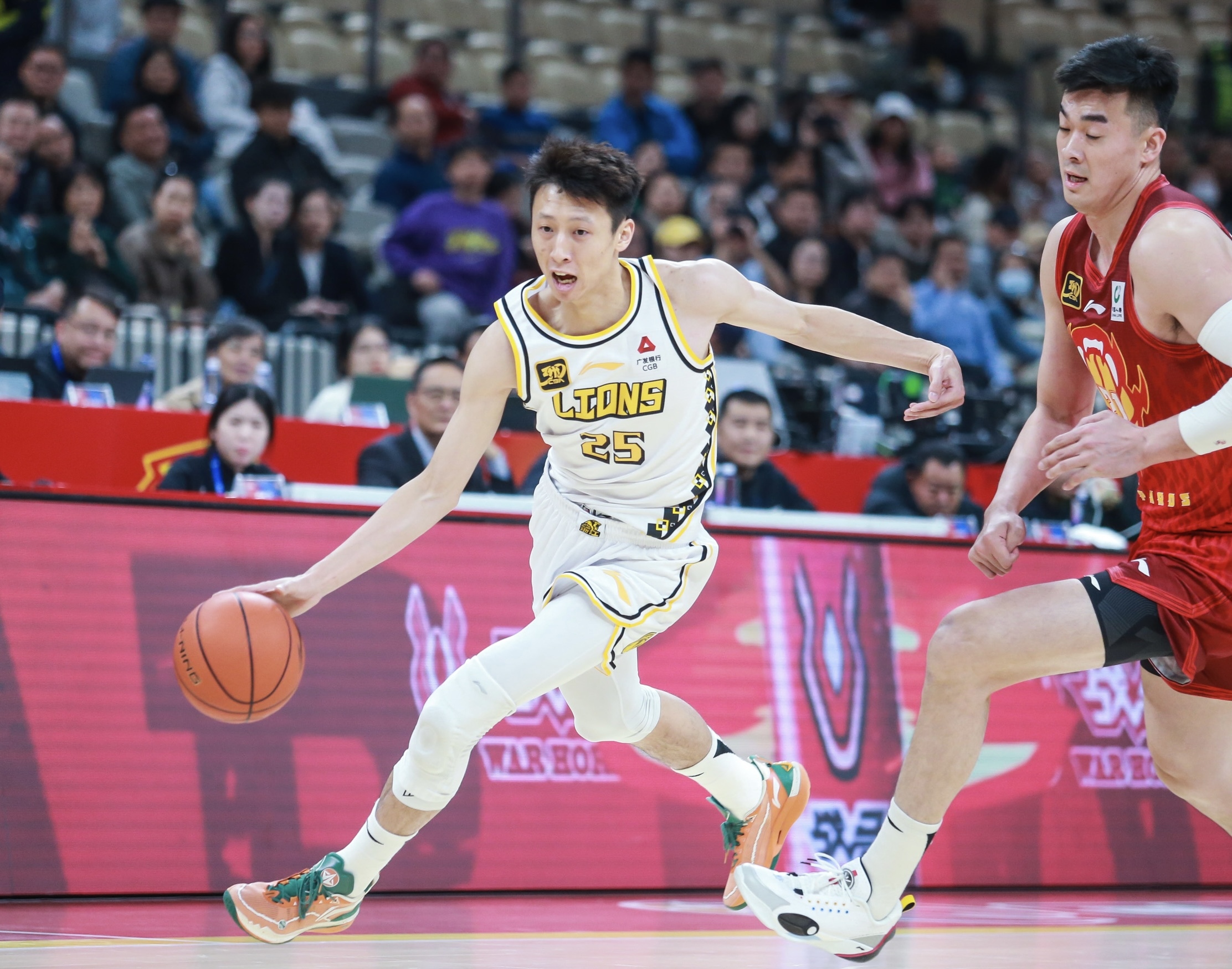 包含CBA总决赛即将打响，冠军归属成谜的词条