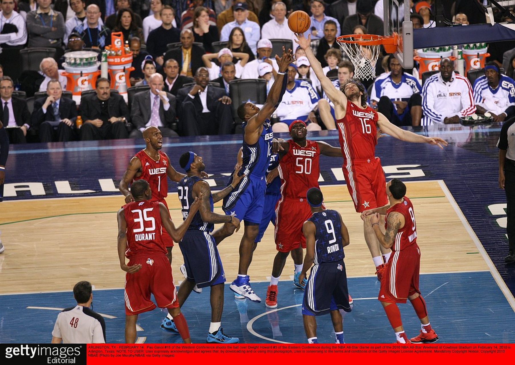 场面火爆！篮球观众席沸腾不已