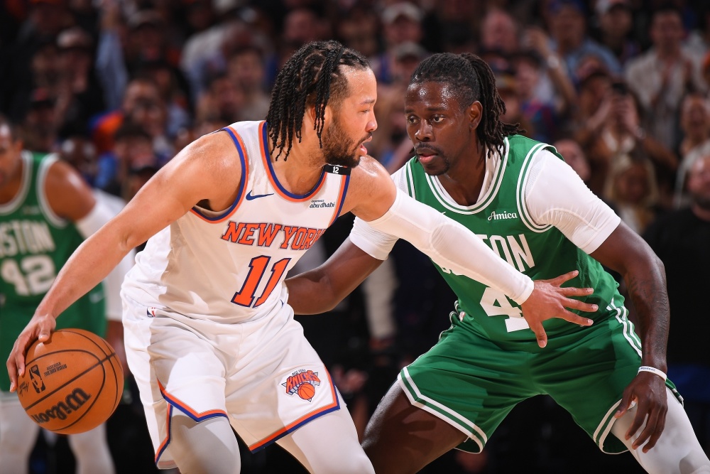 尼克斯横扫四川队,布克带队取胜 尼克斯横扫四川队,布克带队取胜