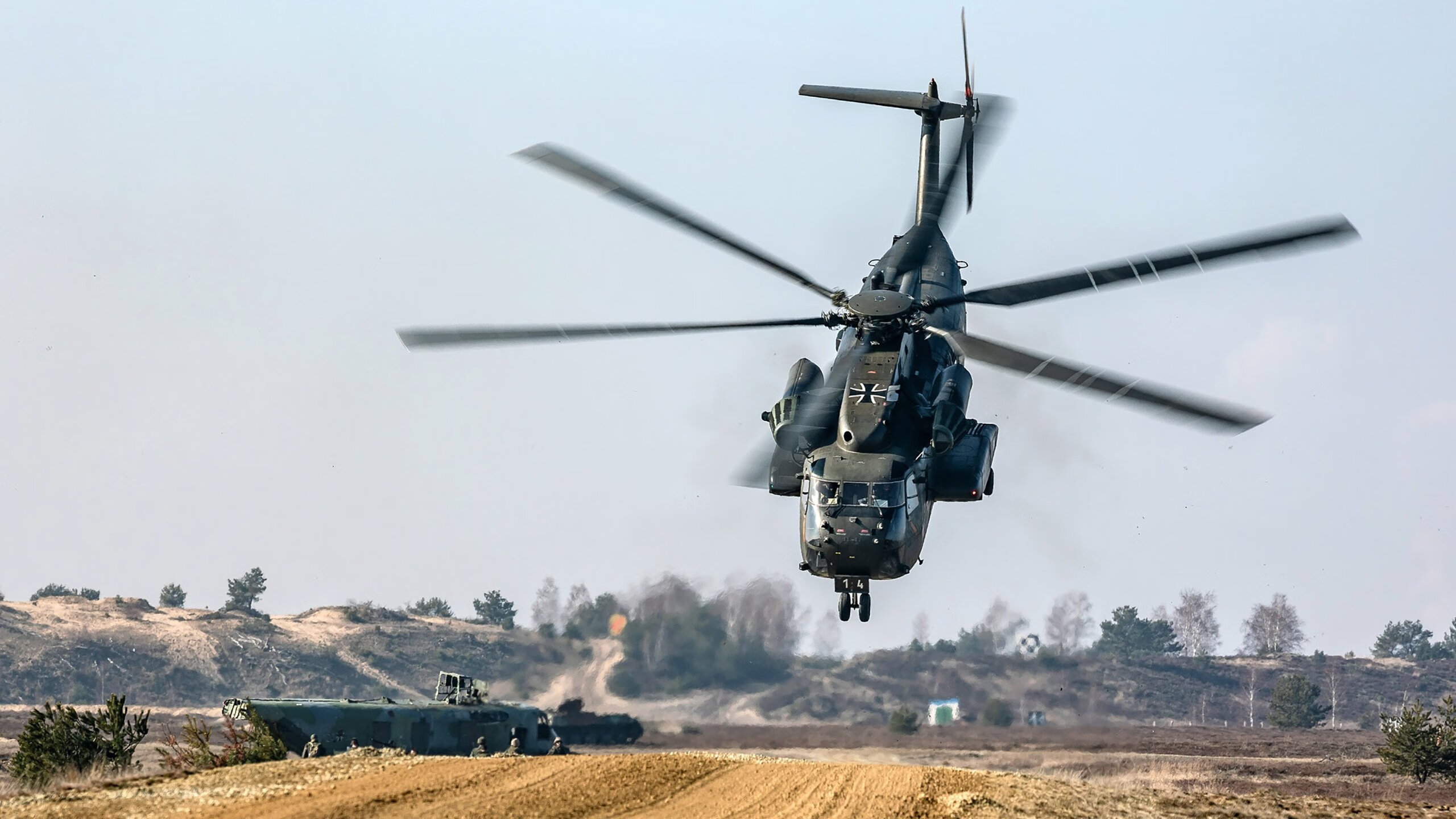 极速平行线，F1揭幕战的引擎轰鸣与英格拉姆的致命撕裂